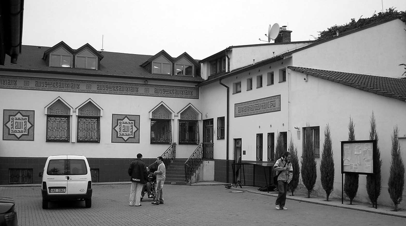 z d o m o v a Islámské centrum v Praze na Èerném Mostì. Foto: archiv Dingiru.
