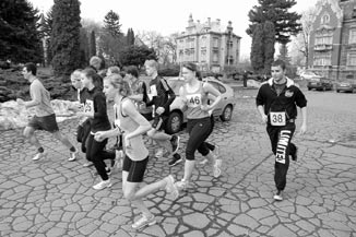 V. Hofman, 7. A. Kosina, 8. M. Semerád, 10. P. Hubálek, 11. J. Hladíková, 12. S. Staudigelová, 13. J. Wildman; P3 - halové modely na gumový pohon, senioři: 3. P. Formánek.