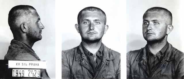 Podkopávej ze všech sil dnešní režim! Fotografie pořízené StB po zatčení Antonína Řežába 17. srpna 1949. Zdroj: ABS ské skupiny s pohraničníky.