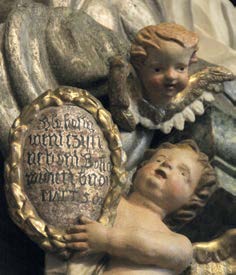 na hoře (evangelium sv. Matouše 5, 3 10) stavci je umístěno do šířky rozvinuté sousoší sv. Trojice.