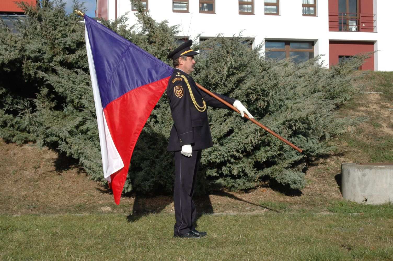 7) Před pochodem dá praporečník na návěští pochodem státní vlajku na levé rameno a drží ji levou paží, položenou celou délkou na žerdi, která je skloněna pod úhlem 45 tak, aby se spodní okraj plochy