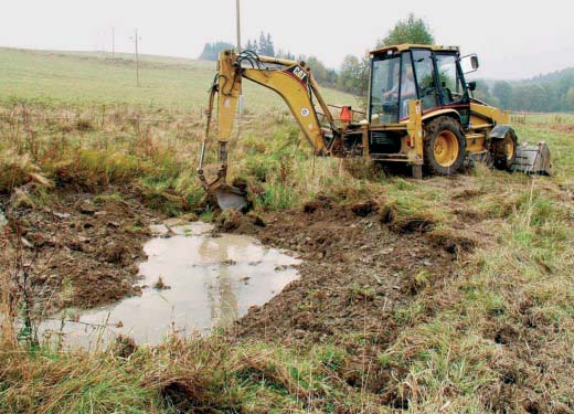 Sitka-Vevefií Mezi obcemi R Ïovi tû a Stránské na území b valého okresu Bruntál pramení fieka Sitka, která se svojí délkou 35 km a plochou povodí 118,8 m 2 patfií mezi hydrologicky v znamné toky