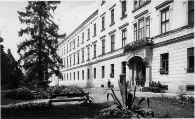 Vojenská akademie v Hranicích detailní zábûr. SOkA Pfierov mek, kter pofiídil ze kolního katalogu.