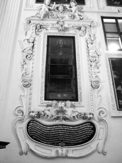 Interiér tovaãovské zámecké kaple. 2012. Foto J. Lapáãek Skrbenského jmenování arcibiskupem praïsk m bylo vykládáno ãástí ãeské vefiejnosti jako protiãeské opatfiení.