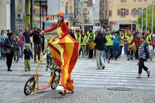 MALINOWSKA /Polsko/ VIERA PETROVČINOVÁ /Slovensko/ HANA FIALOVÁ /sólistka operety a muzikálu Národního divadla moravskoslezského v Ostravě/ LEONA MACUROVÁ a členové Cirkusu trochu jinak IGOR VEJSADA