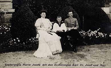 Arcivévodkyně Marie Josefa se synem Karlem -Lotrinský někdy nastoupil na panovnický trůn. Jenomže 28.