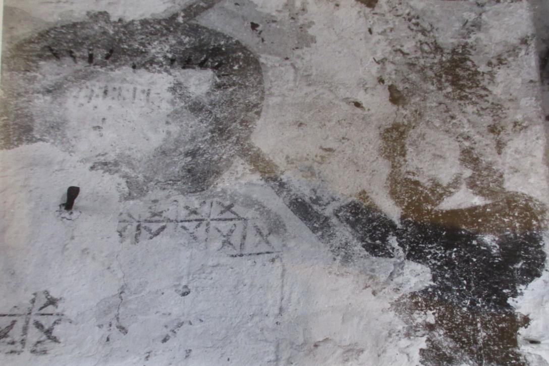 Detail odkrytých maleb v severní stěně. Foto: NPÚ ÚOP Brno.