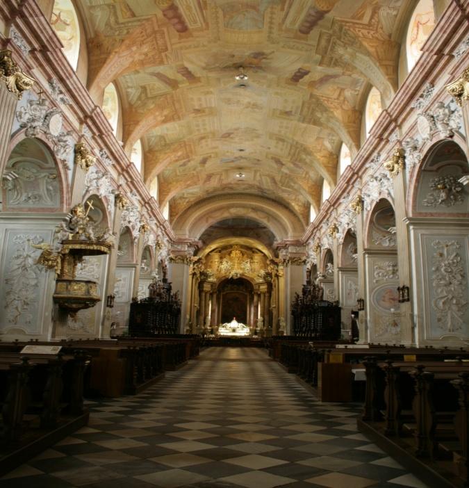 RESTAURÁTORSKÁ ZPRÁVA A FOTODOKUMENTACE 1.části II.etapy obnovy interiéru baziliky hlavní loď BAZILIKA NANEBEVSTOUPENÍ PANNY MARIE A SV.