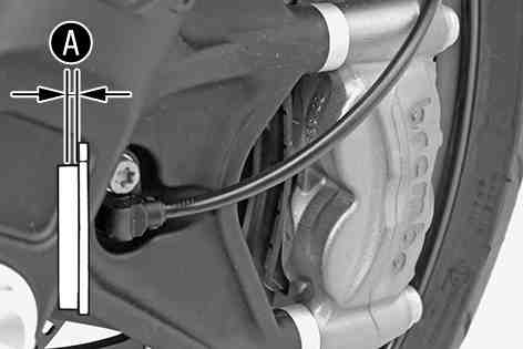 x Zkontrolujte brzdová obložení, zda nejsou poškozená nebo popraskaná.» Pokud se vyskytuje poškození nebo praskliny: Vyměňte brzdová obložení brzdy předního kola.