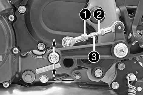 Předepsaná hodnota Šroub řadící páky M6 14 Nm Loctite 222 (Duke R) Povolte matici1, přitom držte proti závitovou tyč2. Informace Matice1má levý závit.