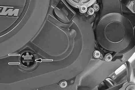17 SERVISNÍ PRÁCE NA MOTORU 149 17.1 Kontrola hladiny motorového oleje Informace Hladina motorového oleje se musí kontrolovat při motoru zahřátém na provozní teplotu.