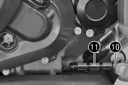 17 SERVISNÍ PRÁCE NA MOTORU 152 Sejměte šroubový uzávěrbk s olejovým sítkembl a O-kroužkem.