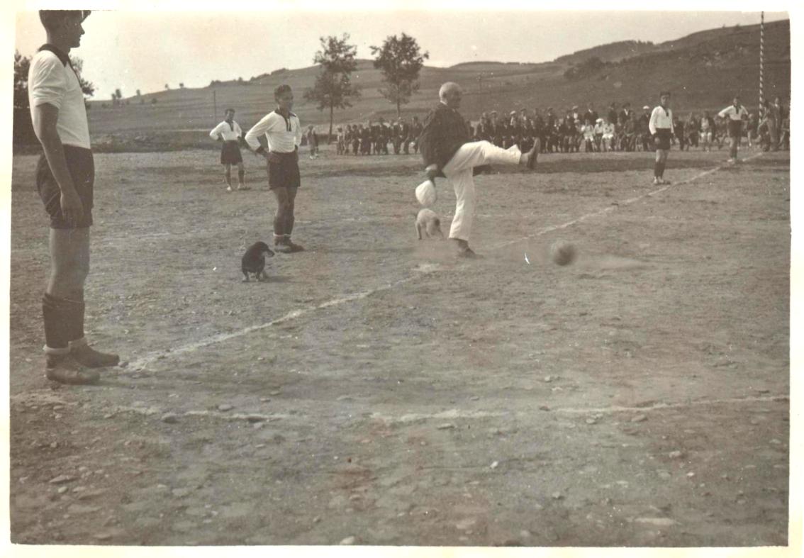 Rok 1934 slavnostní zahájení provozu nového hřiště SK Po druhé světové válce