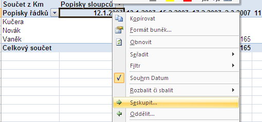 z hodnot záhlaví řádků nebo sloupců (řádkové nebo sloupcové pole), za které souhrn vytváříme, a vybereme příkaz Seskupit.