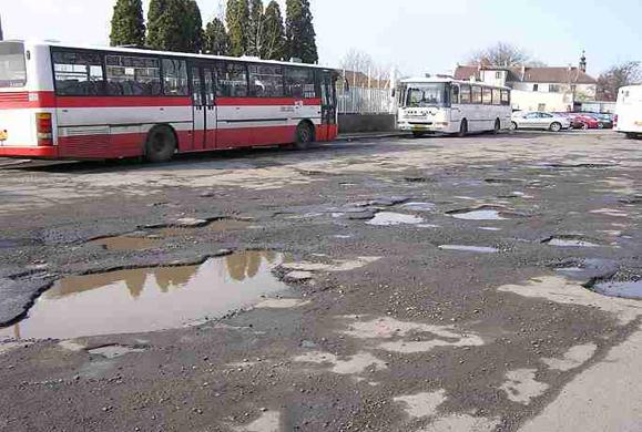 7. Přehled investiční činnosti realizované v roce 2013 Stavební úpravy v okolí nádraží v Českém Brodě Nový autobusový terminál (6 zastávek).