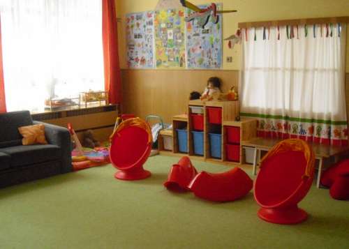 PROSTORY MATEŘSKÉHO CENTRA Město Sedlčany nám od roku 2004 pro provozování centra laskavě poskytuje prostory bývalých Městských jeslí.