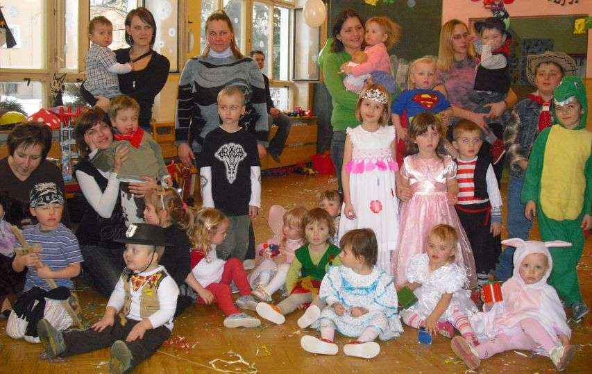 Táta dneska frčí kampaň sítě mateřských center Naše mateřské centrum se do této kampaně připojilo Zahradní slavností konanou dne 12.6.2010, které se zúčastnilo i mnoho tatínků s dětmi.