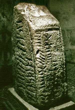 ogam: irské hláskové písmo v podobě zářezů rytých do hran kamenných