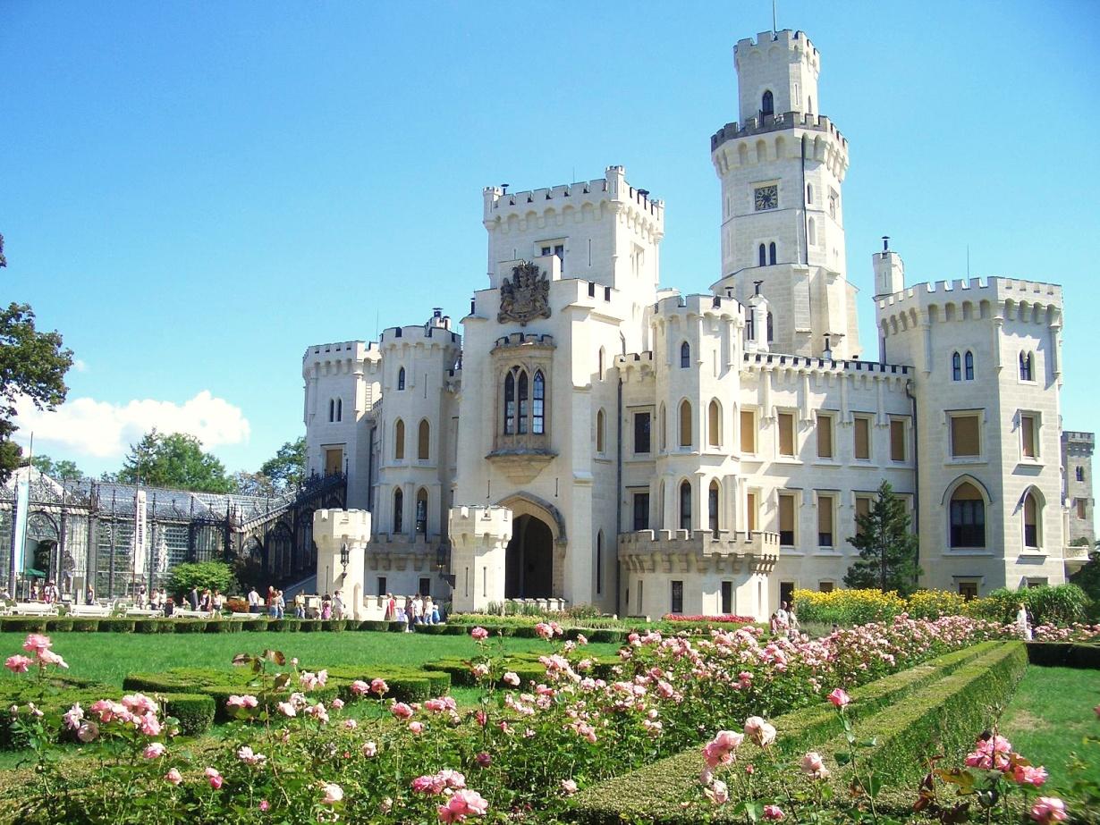Hluboká nad Vltavou Ve třicátých letech 19. století se rozhodl kníže Jan Adolf II. Hlubokou od základu strhnout a vybudovat nový zámek v romantickém stylu.