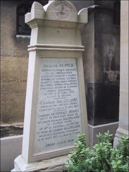 Baudelairova matka se roku 1828 znovu provdala za generála Jacquese Aupicka, kterého Baudelaire nesnášel. Baudelaire vedl bohémský život dobrodruha.