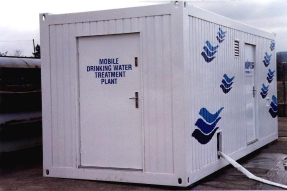 MOBILNÍ ÚPRAVNY VODY Mobilní úpravna vody je univerzální zařízení, které umožňuje úpravu z různých zdrojů vody, jak podzemní, tak i povrchové vody na požadovanou kvalitu výstupní vody.