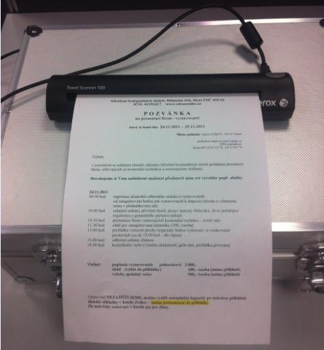 Řidič pak do takového skeneru vloží dokument, který chce odeslat do aplikace Webdispečink (fakturu, dodací list, ).