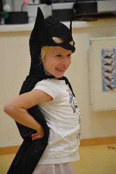 SPORTOVNÍ HRY Sportovní hry jsou zaměřeny na všestranný rozvoj dětí. Během hodiny se střídají cvičení na rozvoj obratnosti, koordinace, rychlosti a síly.