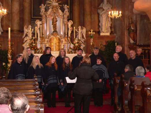 3. Festivia Chorus Velká Lhota u Dačic Festivia Chorus je komorní smíšený sbor, který sdružuje zpěváky z pomezí Jihočeského kraje a Vysočiny. Sbor vznikl na konci roku 2004.