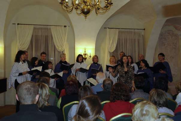 4. Musica Divina Český Krumlov Smíšený pěvecký sbor Musica Divina je zájmovým a kulturním sdružením lidí, které působí již od roku 2003 na Českokrumlovsku.