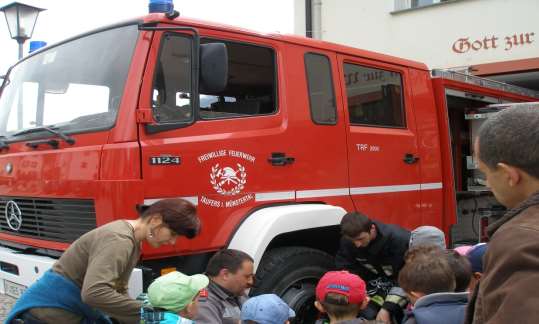 Dopolední svačinka probíhala do 10 hod. Děti jedly postupně u jednoho stolu. Někdy si ji společně připravovaly (vafle). Pak následovala řízená činnost.