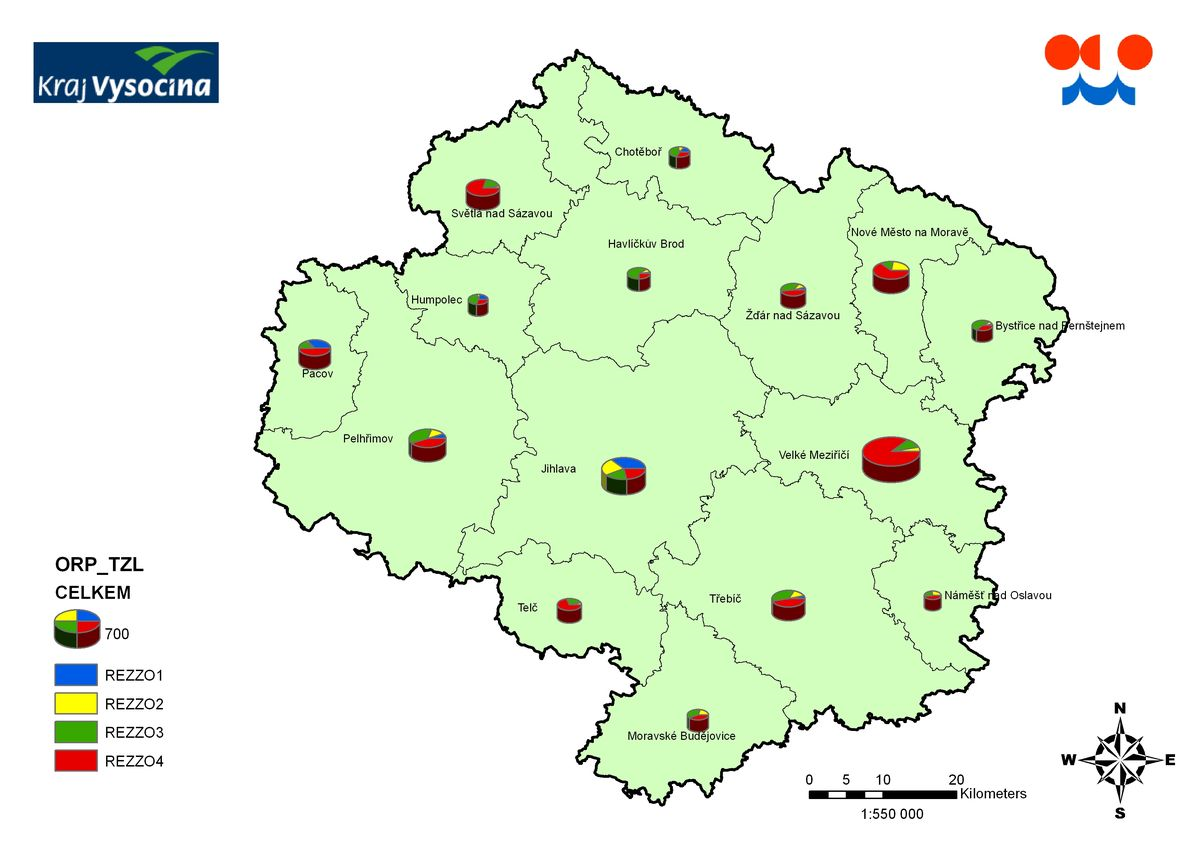 Z grafu vyplývá, že majoritním zdrojem znečištění tuhými látkami v kraji Vysočina jsou malé zdroje (REZZO 3), především lokální topeniště pro vytápění domácností.