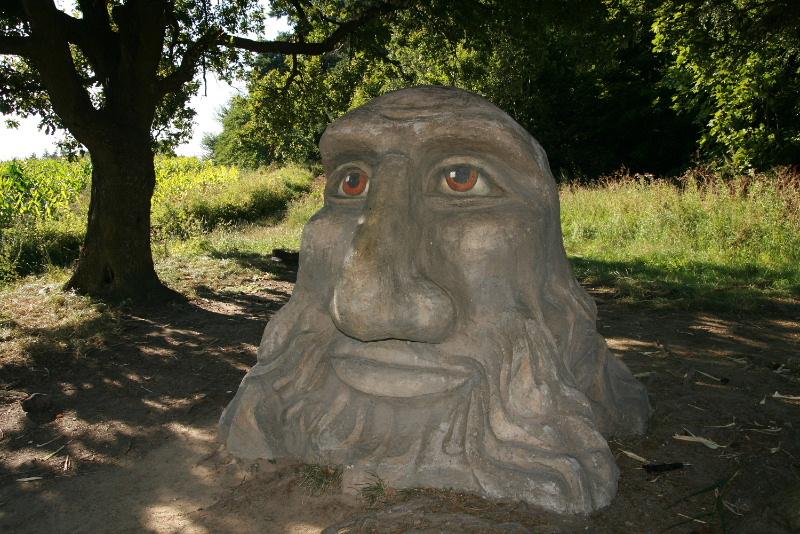 Socha Mamlase je umístěna u ţďárského Starého dvora.