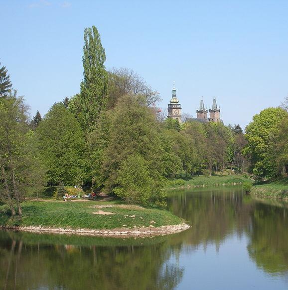 Koryto řeky od Pardubic je dostatečně široké pro vodní cesty větších lodí.