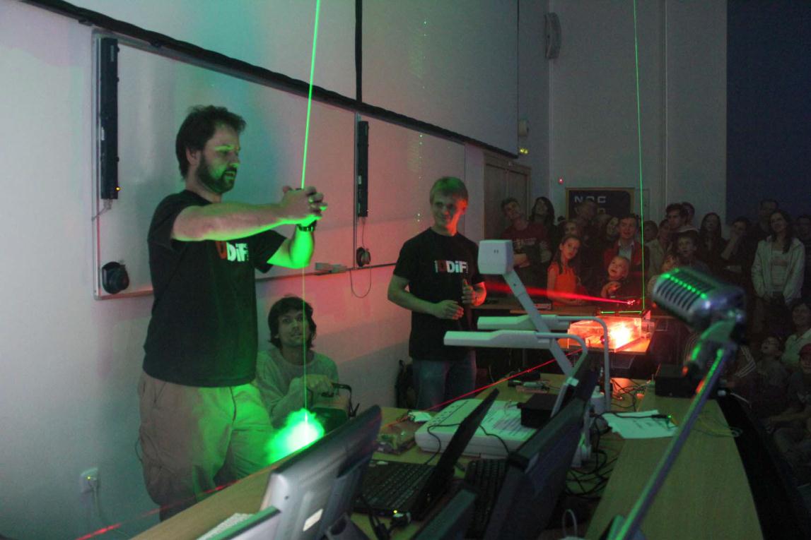 OSTATNÍ Ústav přístrojové techniky AV ČR, v. v. i. Performance Laser show www.isibrno.cz Performance Laser show je společným vystoupením pracovníků Ústavu přístrojové techniky AV ČR, v. v. i., a členů skupiny ÚDiF (Úžasného divadla fyziky).