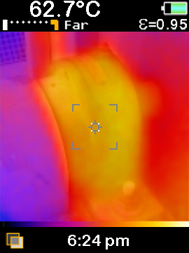 Měření Visual IR Thermometer Měření Naměřená teplota středové oblasti je zobrazena nahoře na displeji. Nastavení emisivity se také zobrazuje nahoře na displeji.