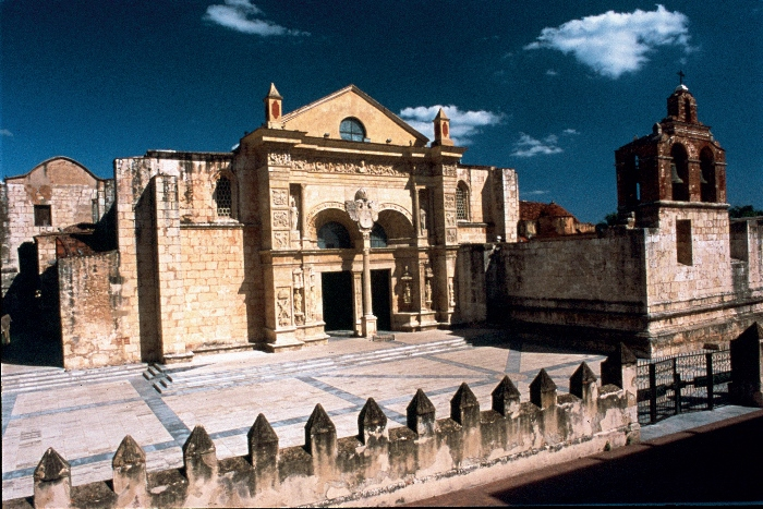KATEDRÁLA V SANTO DOMINGO PATŘÍ MEZI DESET HLAVNÍCH ATRAKTIVIT KARIBIKU Katedrála v Santo Domingo, první katedrála Ameriky, byla zařazena na seznam deseti nejlepších turistických atraktivit Karibiku