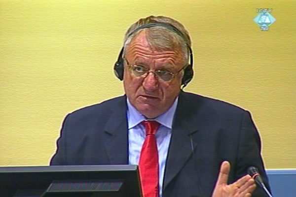Šešelj je stíhán Mezinárodním trestním tribunálem pro bývalou Jugoslávii za zločiny proti lidskosti.