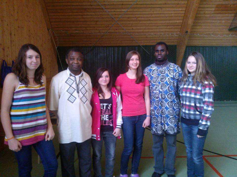 Afrika Dne 11.prosince 2012 se uskutečnil na naší škole projekt Afrika. Přijeli k nám dva rodilí Afričani, kteří naší školu navštívili již v minulosti.