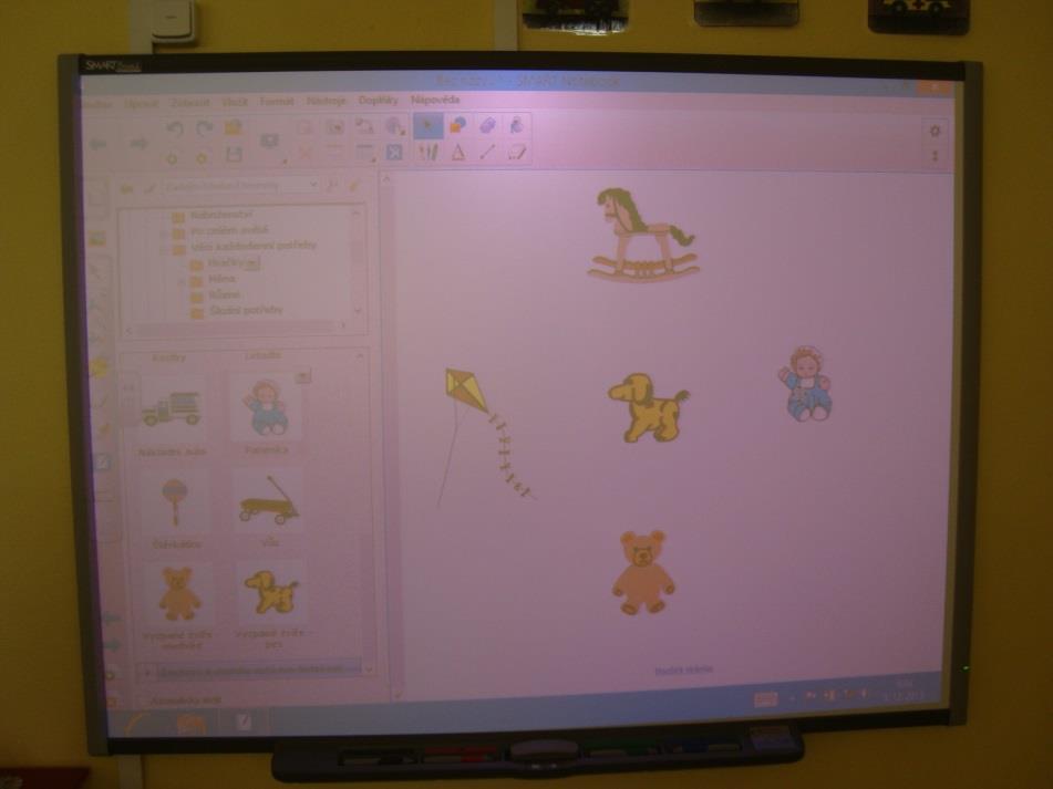 Smart Board chytrá interaktivní tabule ve třídě pro děti s vadami řeči jako
