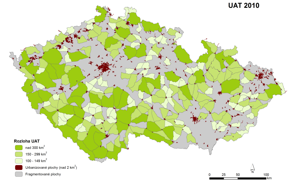 Obr. 1 Fragmentace krajiny dopravou v ČR, 2010 Hodnoceno pomocí polygonů UAT. UAT (Unfragmented Areas by Traffic) je metoda stanovení tzv. oblastí nefragmentovaných dopravou, tzn.