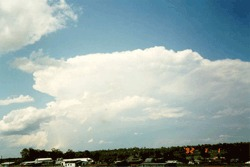 Obrázek 2.2: Kumulonimbus. www.australiasevereweather.com, Jimmy Deguara Tvarem se tato oblačnost může značně lišit, ale vždy se jedná o vertikálně mohutnou oblačnost.