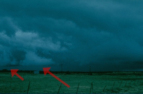 Obrázek 5.5: Cumulonimbus pannus. Oba typy oblačnosti podílející se na této zvláštnosti kumulonimbu lze jen obtížně odlišit.