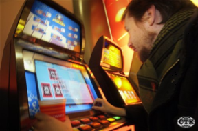 gambling = chorobné (patologické) hráčství gambleři =závislí hráči - časté opakované hraní ovládá život gamblera, - velká zadluženost, - lže, - riskuje zaměstnání.