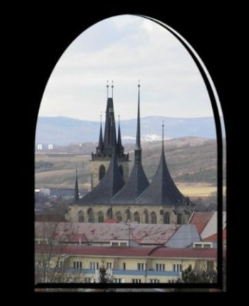 Žatec a Louny Obě města si zaslouží pozornost pro svou historii, v obou se dodnes vyrábí pivo a v okolí obou je hlína zcela červená. Právě díky téhle půdě zde najdete velmi úrodná pole.