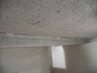 Detail stávající kce betonového stropu nad suterénem, viditelný průhyb trámu 5.