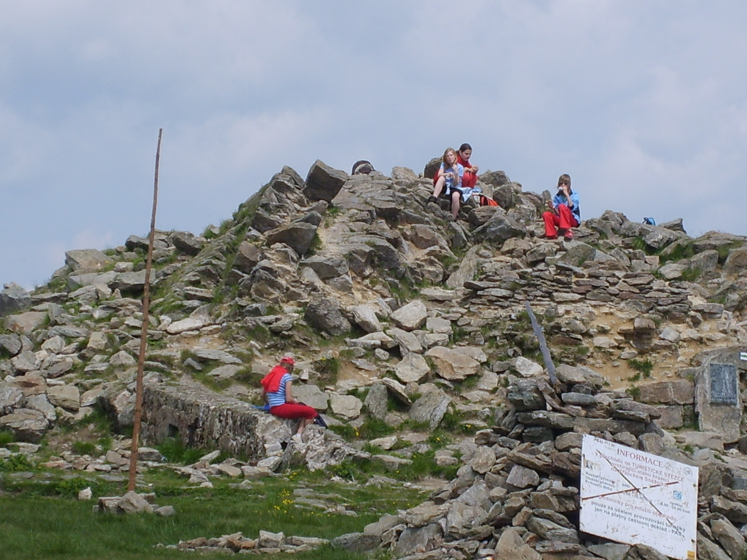 geomorfologiczną. Masyw powstał w wyniku metamorficznego wypiętrzenia skał we wczesnym trzeciorzędzie.