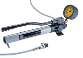 Hydraulické čerpadlo TMJL 100 Hydraulické čerpadlo TMJL 100 TMJL 100 dosahuje maximálního tlaku 100 MPa (14,500 psi) a je určeno k použití s hydraulickými maticemi a k montáži či demontáži ložisek a
