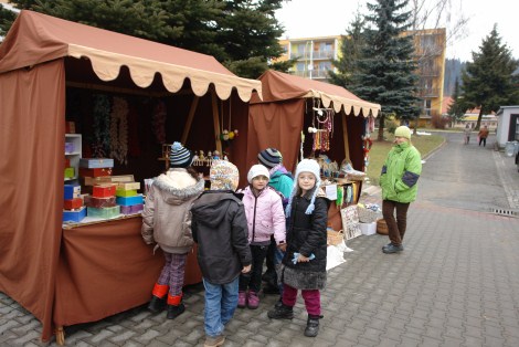 16. 12. vánoční trhy Adventní čas v Hanušovicích - MAS pořádala ve spolupráci s městem Hanušovice a značkou JESENÍKY originální produkt prezentaci MAS, SPL k příležitosti pořádání adventních trhů.