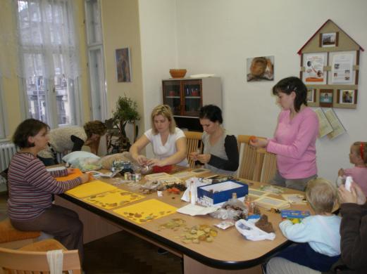 Videotrenérka pracovala v roce 2009 s 9 matkami, aby jim pomocí videonahrávek pomohla posílit pozitivní komunikaci s jejich dětmi a podpořila jejich vzájemný vztah.