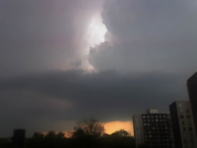 Další bouřková buňka Buňka 2 Hlavní konvektivní věž Buňka 1 Inflow bands Rain free base Obr1. 14.5.2007 14:53UTC První bouřková buňka vznikla před Kolínem na snímku je zobrazena v počátku vývoje.